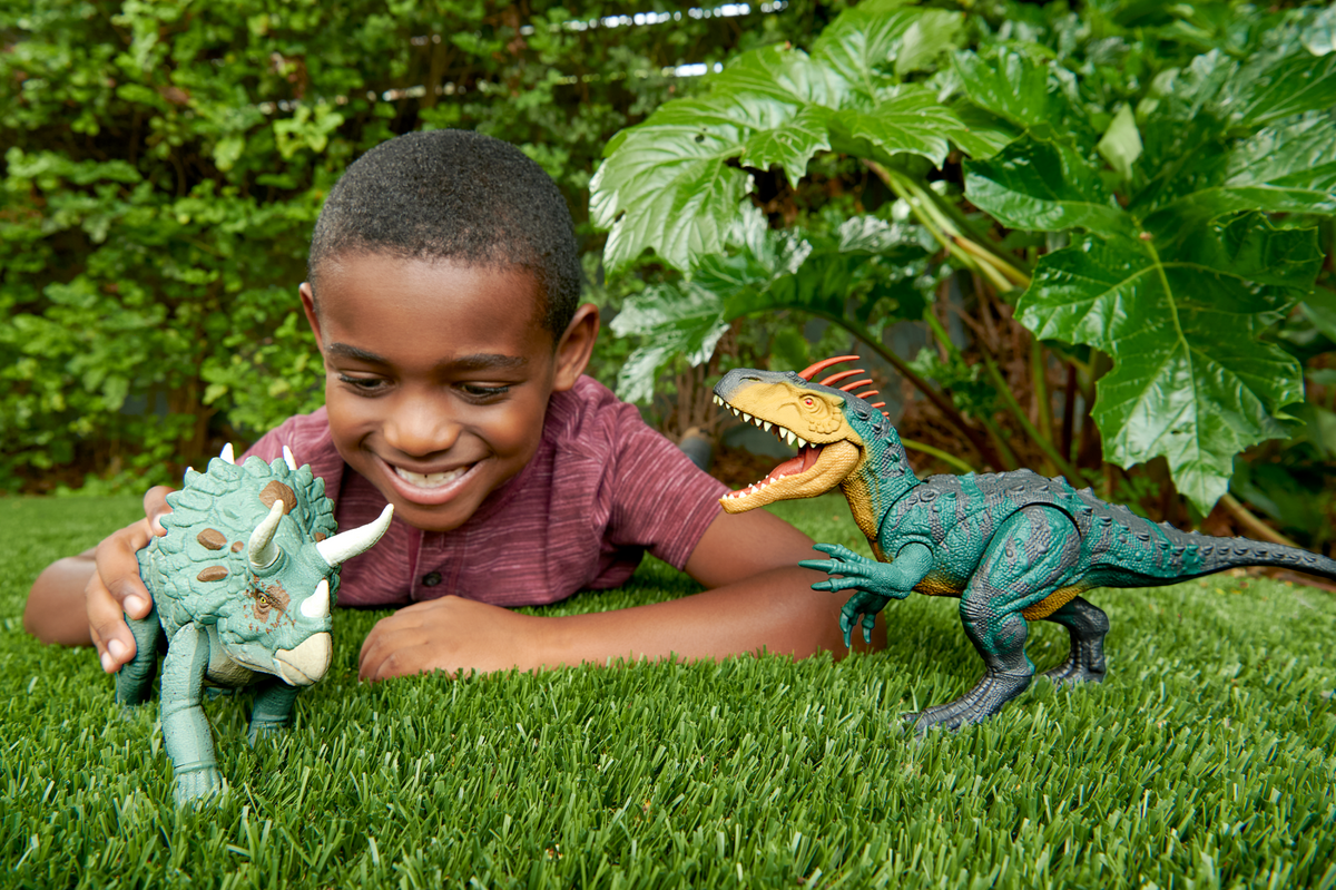 Jurassic World Gigantic Trackers Triceratops Dinosaur Action Figure Toy, Large Species