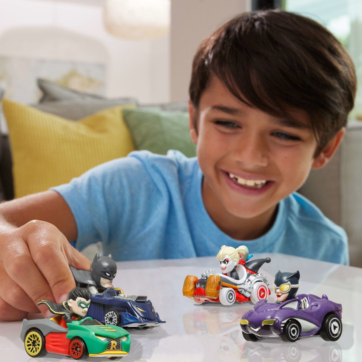 Hot Wheels RacerVerse Vehículo de Juguete Cuatro Autos de Carrera DC